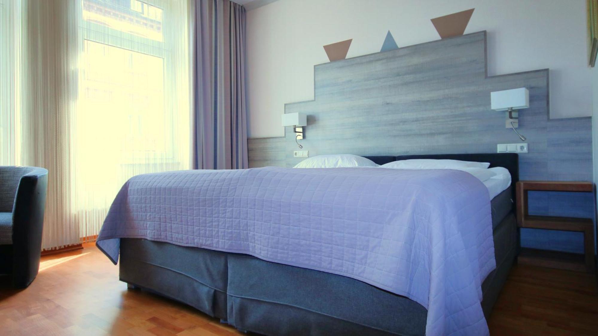 Zimmer mit Kingsize-Bett
